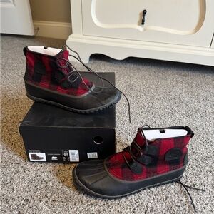 Sorel Women’s Boots Out N About in Red and Black Buffalo Plaid 9.5